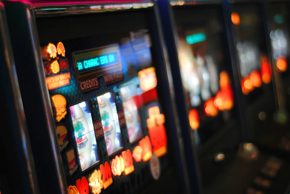 närbild på blinkande spelautomater på ett casino